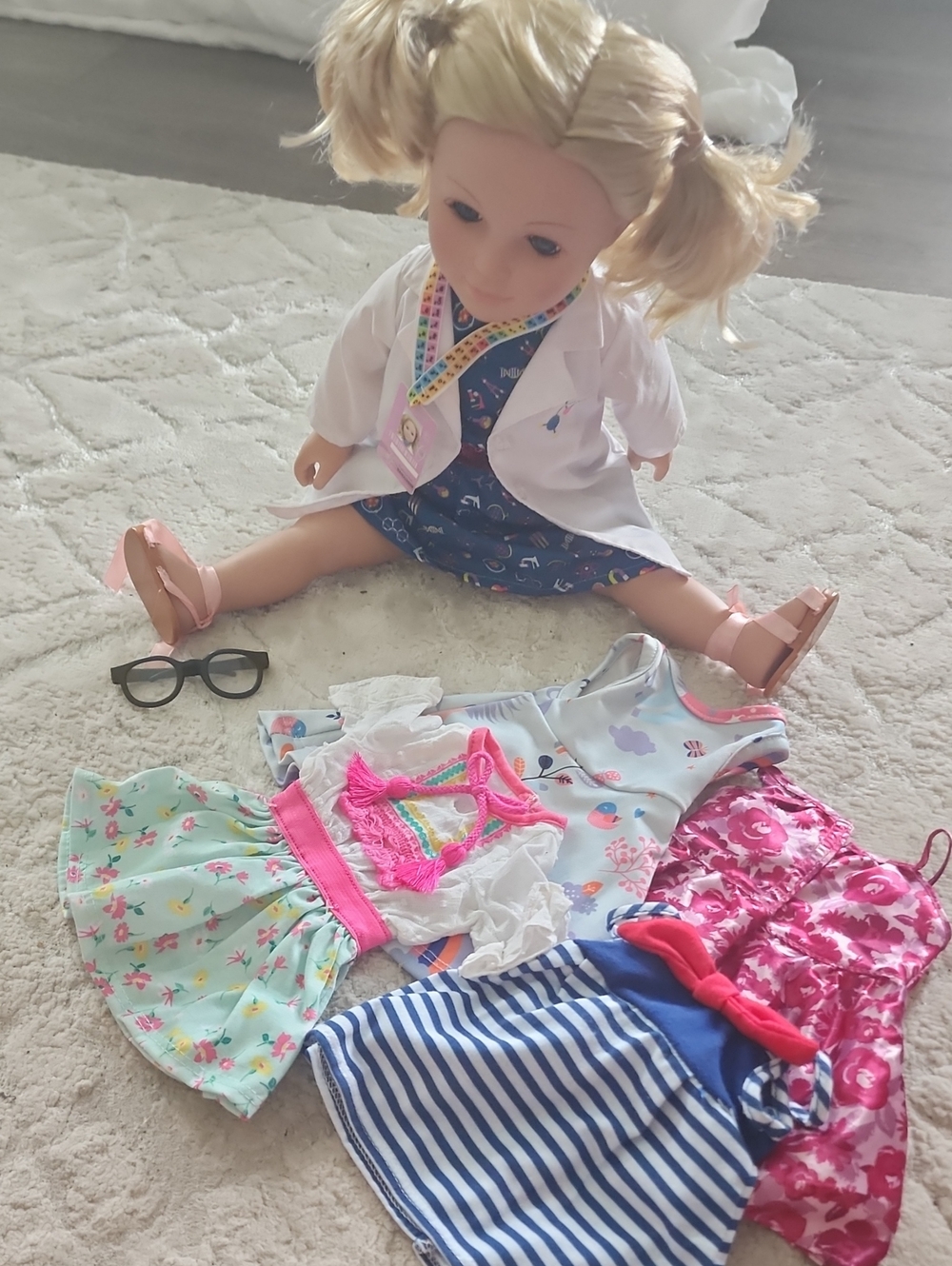 18in doll with 4 outfita